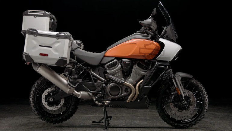 Ο Jason Momoa παρουσιάζει τη νέα Harley Davidson Pan America